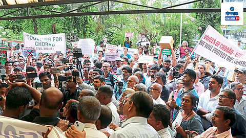 Goa News: पाटो-पणजी येथील नगरनियोजन खात्याच्या कार्यालयाबाहेर राज्यभरातून आलेल्या जनसमुदायाने आंदोलन करत नगरनियोजक राजेश नाईक यांना हटविण्याची एकमुखी मागणी केली