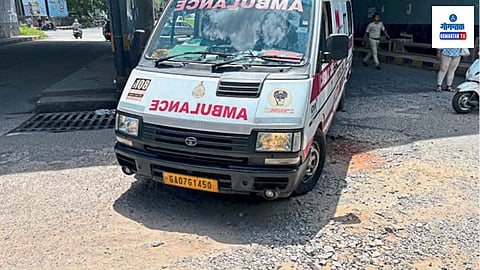 Goa Medical College Hospital: गोवा वैद्यकीय महाविद्यालय परिसरातील रस्ते सध्या ‘व्हेंटिलेटर’ वर आहेत. खड्डेमय रस्त्यामुळे गंभीर रुग्ण, गरोदर महिला आणि वृद्धांना नाहक त्रास होत असून वाहनचालकांना वाहन चालविणे कठीण होत आहे. या रस्त्याकडे सार्वजनिक बांधकाम खात्यासह संबंधितांचे दुर्लक्ष होत आहे.