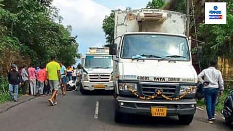 Goa Agarwada Accident: मालवाहतूक टेम्‍पो (जीए ०८ व्ही ४९९८) हा भरधाव वेगाने आगरवाड्याच्‍या दिशेने येत होता. चालक रत्नाकर दत्ताराम नाईक (सांकवाळ-वास्‍को) याचा वाहनावरील ताबा सुटला आणि त्‍याने विरुद्ध दिशेने येणाऱ्या दुचाकीला (एमएच ०७ के एके ९२०६) जोरदार धडक दिली.