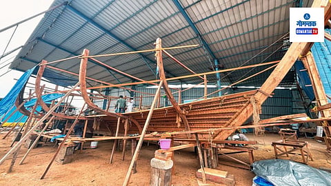 Stitched Ship Sail India: पाचव्या शतकातील जहाजनिर्मिती प्रक्रियेचा वापर करुन गोव्यात सध्या एका जहाजाची बांधणी केली जात आहे. पणजीजवळील दिवाडी बेटावर या जहाजाच्या बांधणीचे काम सुरु आहे.दिवाडीतील होडी इनोव्हेशन शिपयार्डमध्ये रत्नाकर दांडेकर आणि त्यांचा मुलगा प्रथमेश हे या जहाजाची बांधणी करतायेत. 