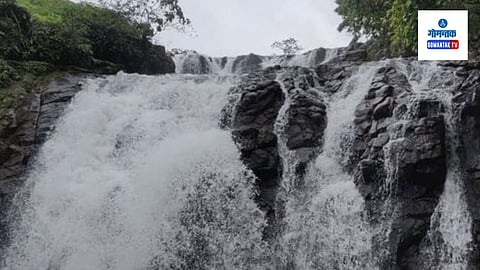 Valpoi Waterfall:  वाळपई पोलिसांकडून वनखाते, सावर्डे पंचायत आणि जलसिंचन खात्याला पात्र पाठवून तोणीर धबधबा पर्यटकांसाठी बंद करण्यात यावा अशी मागणी 