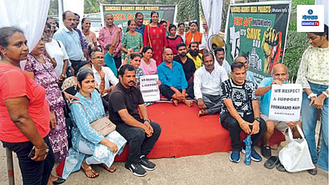 Bhutani Infra Project Sancoale: सांकवाळ पंचायतीचे माजी सरपंच तथा ज्येष्ठ नागरिक प्रेमानंद पुरुषोत्तम नाईक यांनी भूतानी इन्फ्रा प्रकल्पाच्या विरोधात आमरण उपोषण सुरूच ठेवले आहे. नाईक यांच्या उपोषणालासहा दिवस पूर्ण झाले, तरी सरकार अजूनही भूतानी इन्फ्रा प्रकल्पाच्या विरोधात गंभीर नसल्याचे स्पष्ट दिसत आहे. 