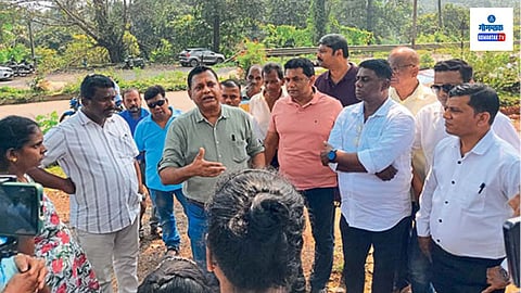 Kerya Khandepar Highway: केरये-खांडेपार येथील तिठ्यावरील धोकादायक महामार्गाची दक्षिण गोव्याचे खासदार विरियातो फर्नांडिस यांनी पाहणी केली. या ठिकाणी उड्डाण पूल किंवा भुयारी मार्ग उभारण्यात यावा यासाठी आपण प्रयत्न करणार असे आश्‍वासन त्यांनी दिले.
