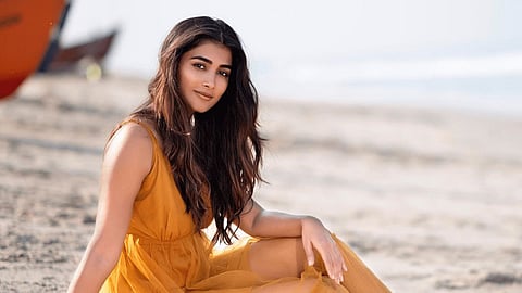 Pooja Hegde Beach Look: मन राजी...!  पूजाचा स्टनिंग लूक चाहत्यांना करतोय क्लीन बोल्ड