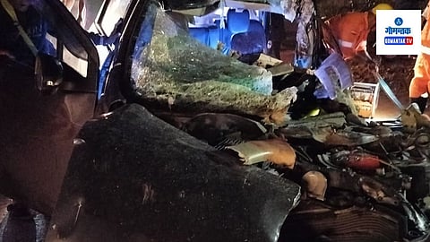 karaswada Mapusa Accident: म्हापसा महामार्गावर पार्क केलेल्या  कंटेनरला भरधाव वेगाने येणाऱ्या एका चारचाकीने धडक दिल्याने महाराष्ट्रातून आलेले पर्यटक जखमी झाले 