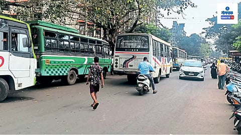 Goa Traffic Police: वाहतूक पोलिसांना अखेर जाग! वास्‍कोत दुचाकीस्वारांना ठोठावला दंड; पण बसचालकांचा बेशिस्तपणा कमी होईना!