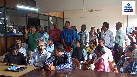 Bicholim Mining Issue: डिचोलीतील बैठक तापली; वेदांताची रात्रीची वाहतूक तूर्त 'होल्ड'वर