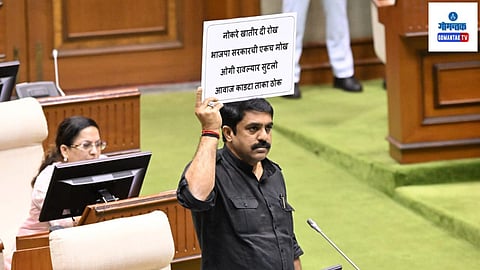 Vijai Sardesai: काळा शर्ट, हातात फलक!  राज्यपालांच्या संपूर्ण अभिभाषणात सरदेसाईंनी सभागृहात उभं राहून नोंदवला निषेध