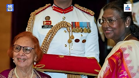 Padma Shri Award to Libia Lobo Sardesai By Droupadi Mormu