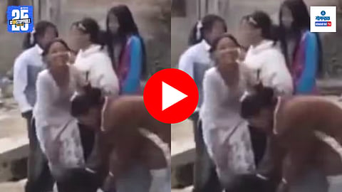 Viral Video: भर रस्त्यात 'हायव्होल्टेज' ड्रामा! 'फ्री स्टाईल' फाईटमध्ये धक्का लागून तरुणी थेट नाल्यात, व्हिडिओ तुफान व्हायरल