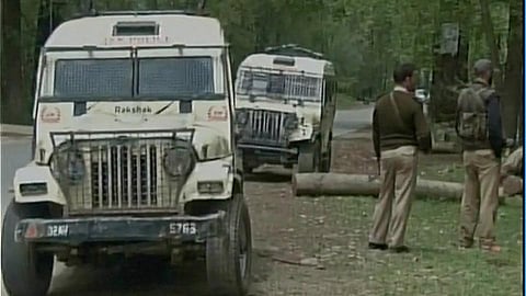 Republished :Kashmir crisis: PDP’s Pulwama district president shot dead, fresh clashes break out in Srinagar