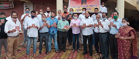 म्हापसा : गोमंतक भंडारी समाज युवा समितीच्या आरतीसंग्रहाचे प्रकाशन करताना माजी मुख्यमंत्री रवी नाईक तसेच इतर मान्यवर.