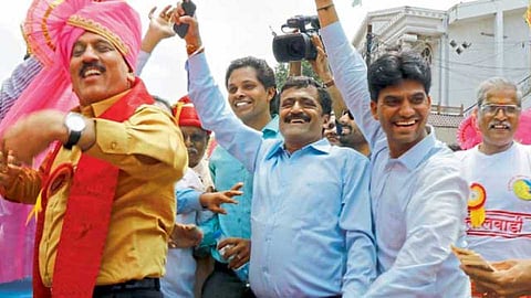 गिरीश महाजनांचा ठेका अन्‌ पोलिस निरीक्षकाची दौलतजादा !