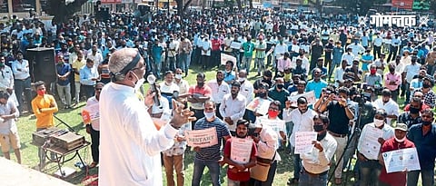 पणजी : आझाद मैदानावर खाण अवलंबितांना मार्गदर्शन करताना पुती गावकर. बाजूला अन्‍य नेते.