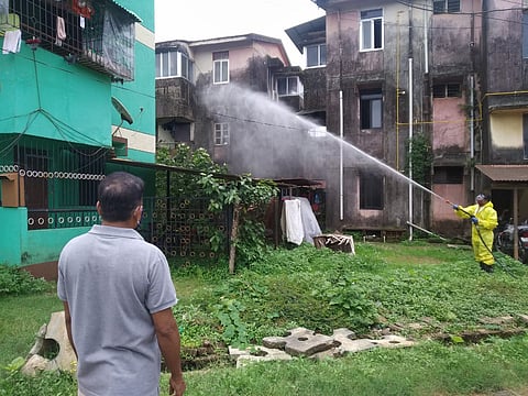 कुर्टीत जंदुनाशकाची फवारणी