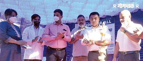 म्हापसा : नेत्रतपासणी शिबिराचे उद्‍घाटन करताना मुख्यमंत्री डॉ. प्रमोद सावंत. बाजूला आमदार ज्योशुआ डिसोझा व इतर मान्यवर.