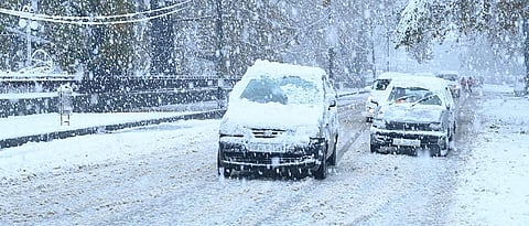 Jammu Srinagar highway closed due to heavy snowfall  4500 vehicles stranded