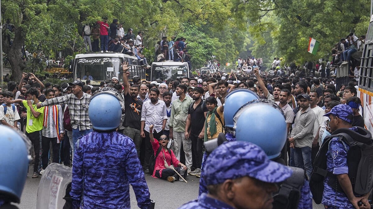 Chalo Sansad' protest | More than 50 police personnel, protesters injured,  over 100 detained