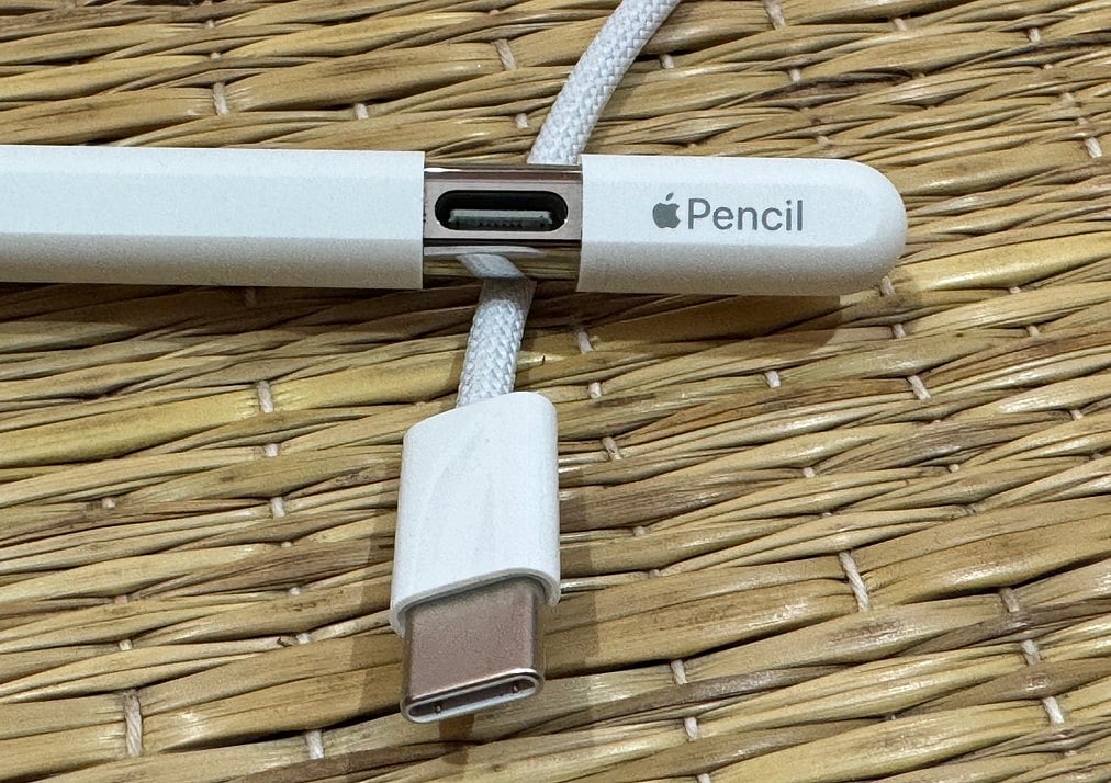 Apple_Pencil_USB_C_Selected_5.jpg