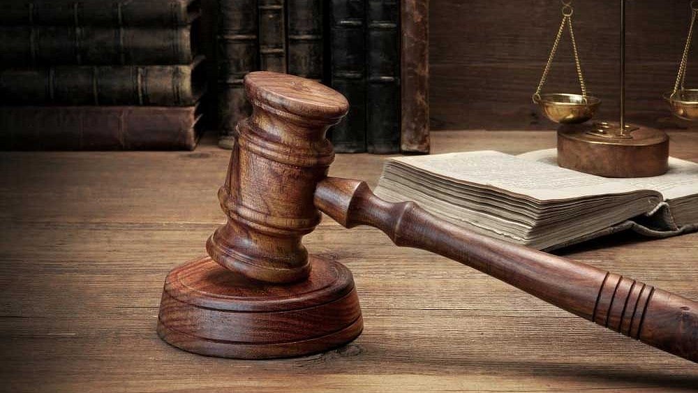 Text vs context: A complex case of judicial precedents