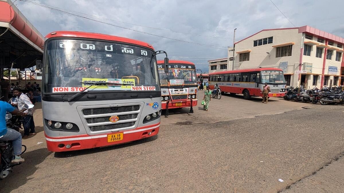Viral video shows KSRTC bus using mobile torch as headlight in pitch dark