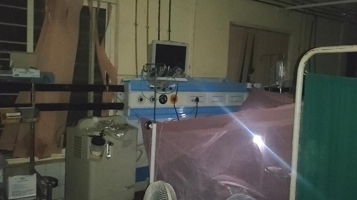 No power, no problem: Doctors treat patients using mobile phone torchlight in Haveri