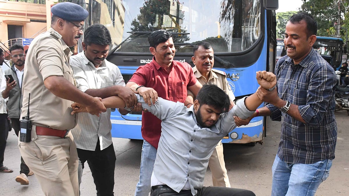 Hindu activists detained for bid to gherao Prakash Raj in Dharwad