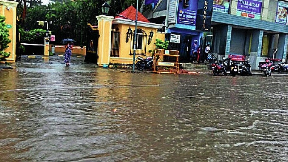 Sudden downpour floods Bengaluru roads, leaving commuters stranded for hours