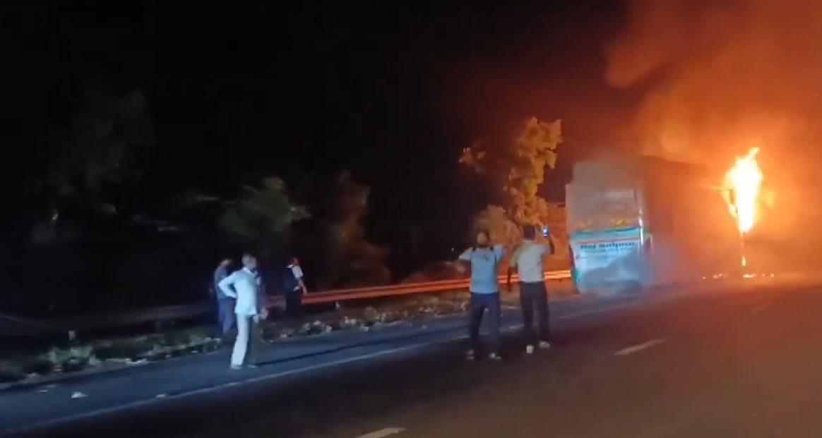 9 killed as sleeper bus catches fire on Yamuna Expressway in Greater Noida
