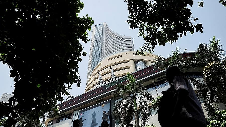 Stock markets trade higher led by bank stocks, Reliance Industries