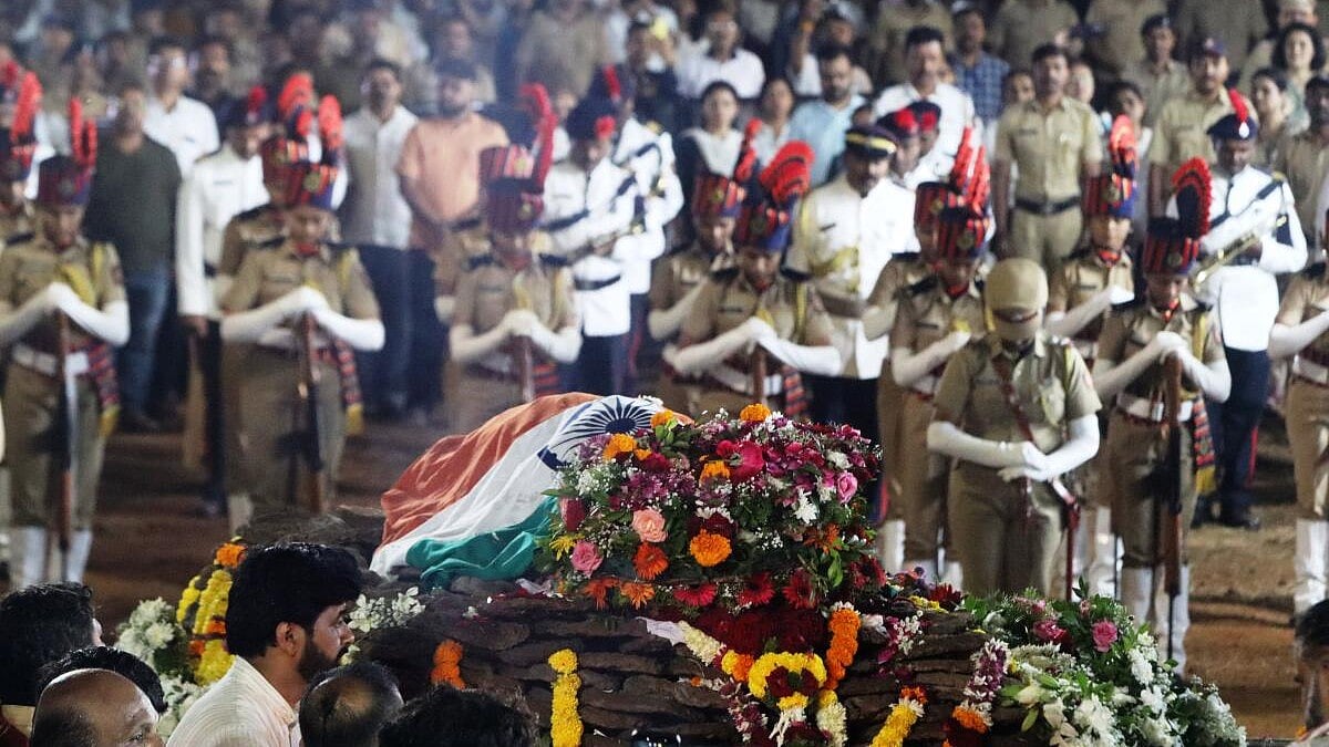 Nana Patekar's last rites conducted at his Pune farmhouse with full state honours