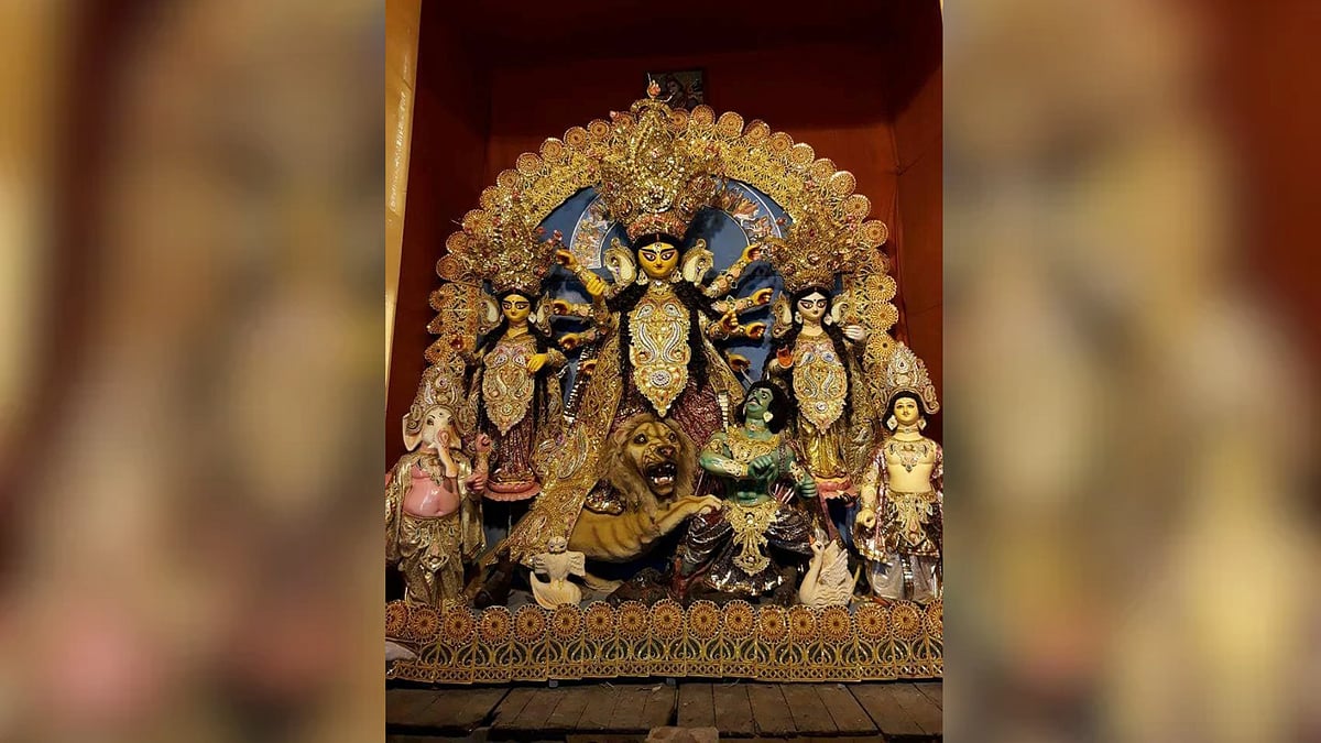 ಬೆಳಗಾವಿಯಲ್ಲಿ ಕಮಲದ ಥೀಮ್ ಮತ್ತು ಕೆಂಪು-ಬಿಳಿ ಅಲಂಕಾರದೊಂದಿಗೆ ದುರ್ಗಾ ಪೂಜಾ ಆಚರಣೆ