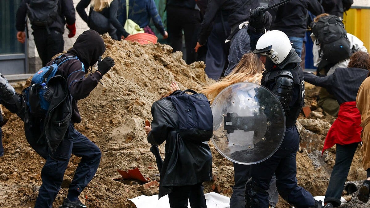 Protesters clash with police in Brussels
