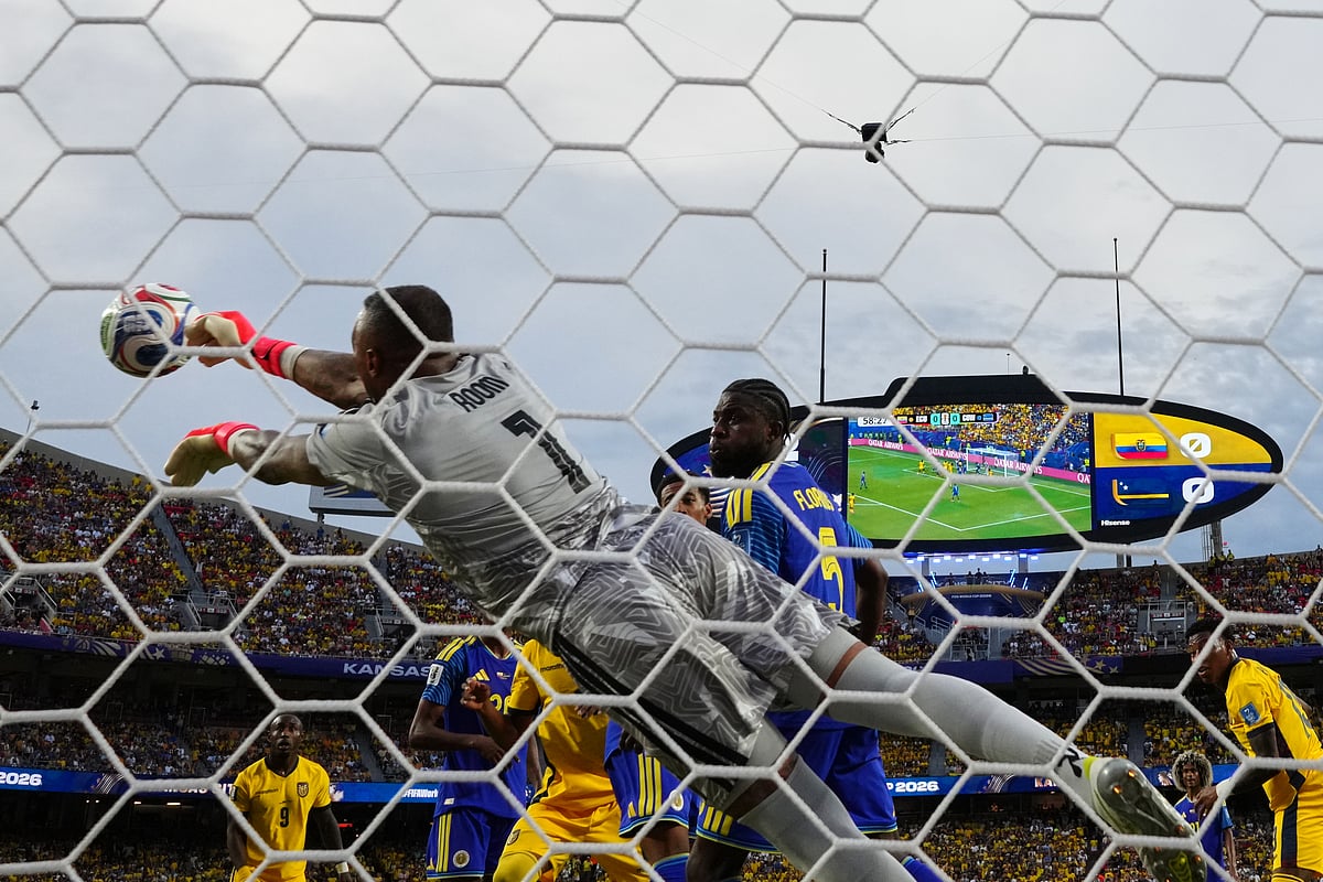 Curaçao goalkeeper Eloy Room (1) makes a save during the World Cup Group E soccer match between Ecuador and Curacao in Kansas City, Mo., Saturday, June 20, 2026. (AP Photo/Ed Zurga)