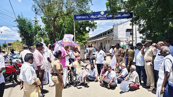 தென்காசியில் ஆட்சியா் அலுவலகம் முற்றுகை: 51 போ் கைது