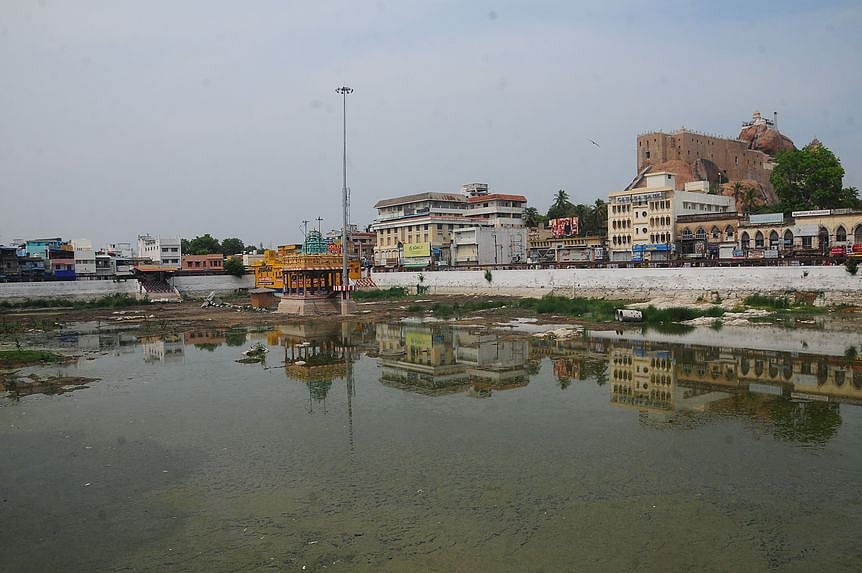 மலைக்கோட்டை தெப்பக்குளம் புனரமைப்புப் பணி நிறுத்தம்
