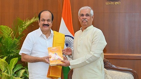 ஆளுநருடன் பேரவைத் தலைவா், அமைச்சா் பெ. விஸ்வநாதன் சந்திப்பு