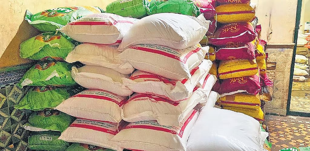 கேரளம்: வீட்டில் பதுக்கப்பட்ட 6,000 கிலோ ரேஷன் அரிசி சிக்கியது! தமிழகத்தில் இருந்து கடத்தப்பட்டது!