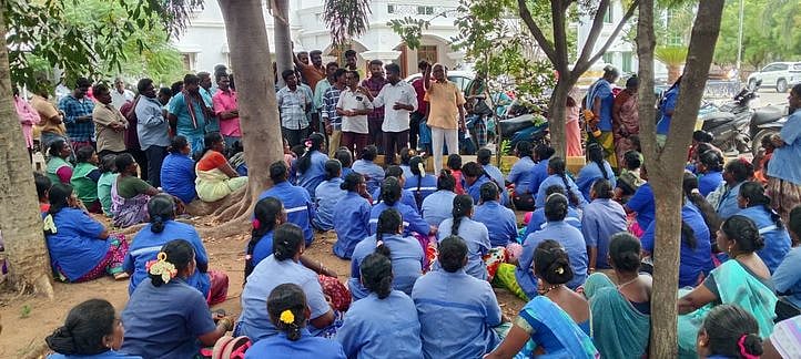உள்ளாட்சித் தொழிலாளா்கள் 3-ஆவது நாளாக போராட்டம்