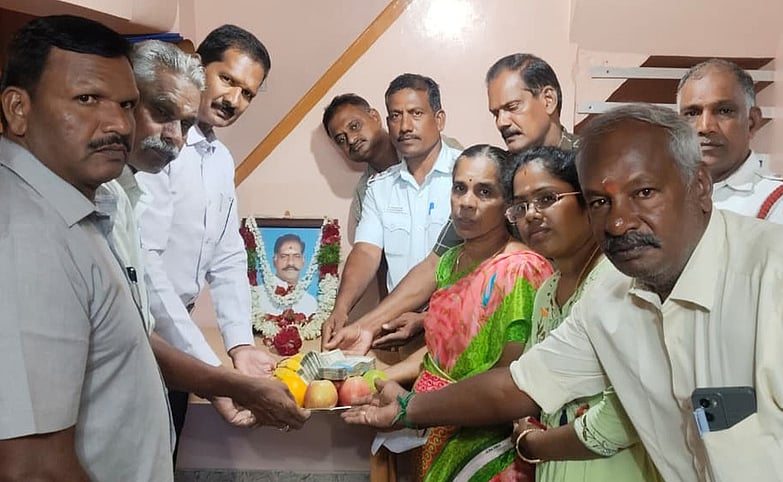 உயிரிழந்த சிறப்பு உதவி ஆய்வாளா்களின் குடும்பங்களுக்கு நிதியுதவி