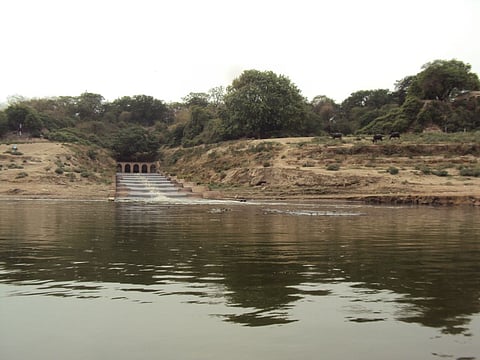 गंगा की सहायक नदी आमी में जारी है प्रदूषण, स्थानीय कर रहे आंदोलन की तैयारी 