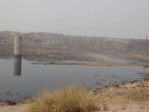 कचरे के पहाड़ ने बदल दी एक नदी की दिशा 