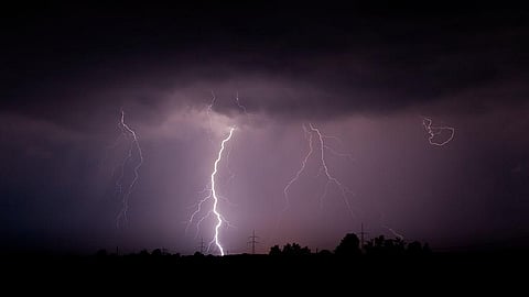 Lightning strokes carry up to 100 million volts of electricity (Photo courtesy: Mathias Krumbholz, CC BY-SA 3.0, via Wikimedia Commons)