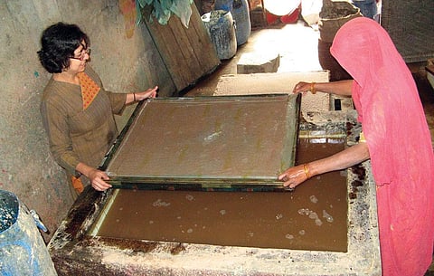 Mahima Mehra, owner of Haathi Chaap paper,
makes a wet sheet from elephant dung slurry
at the manufacturing unit in Jaipur. The sheet is
then sun-dried (Courtesy: Haathi Chaap Paper)