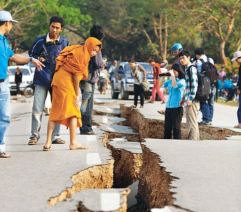 A 6.8 magnitude earthquake
left a crack on the road in
Tarlay, Myanmar, on
March 24, 2011 (Photo: Reuters)