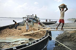 The Kosi carries a large amount of silt and sand. The sediment deposited on the riverbed impedes its flow, so it frequently erodes its banks and carves a new channel
Photo credit: Vikas Choudhary