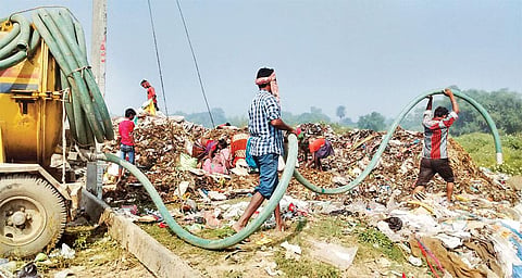 हजारीबाग बिहार के कटिहार शहर में अधिकांश शौचालय सेप्टिक टैंक वाले हैं। नगर पालिका इनसे निकलने वाले मल-मूत्र को एकत्रित कर सीधे कूड़े-कचरे के मैदान में डाल देती है (फोटो: अनिल यादव / सीएसई)