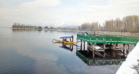 A solitary shikara waits for tourists
on Dal Lake on a sunny afternoon
in January 2017. Snow is the central
attraction of winter tourism (Photo: Zehra Mohammad)