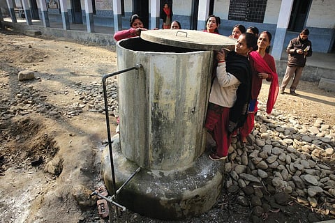 मंडी जिले में एक स्कूल की पानी की टंकी की जांच करतीं महिला मंडल की सदस्य (फोटो: विकास चौधरी)