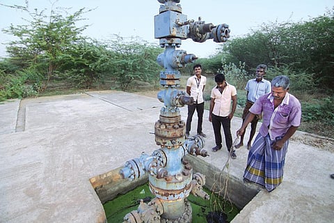 Village residents
show the exploratory
well near Neduvasal
in Pudukkottai
district. The well is
on a barren patch
of land adjoining
several hectares of
cropped land (Photo: Bhaskar Jyoti Goswami)